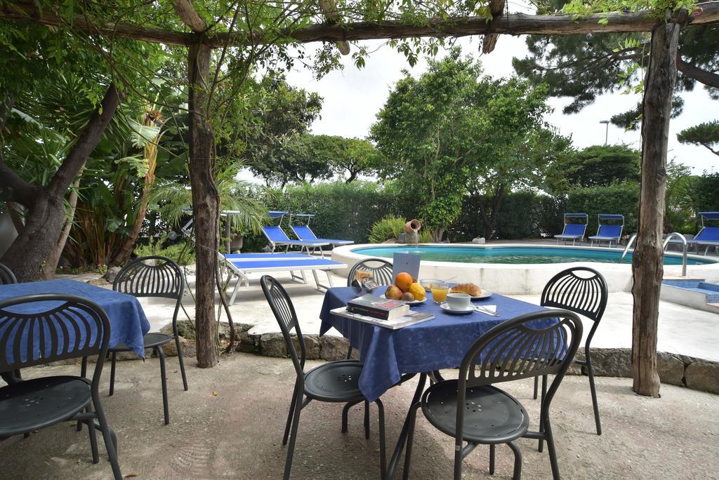 Albergo Italia - Beach Hotel Казамиччола-Терме Экстерьер фото