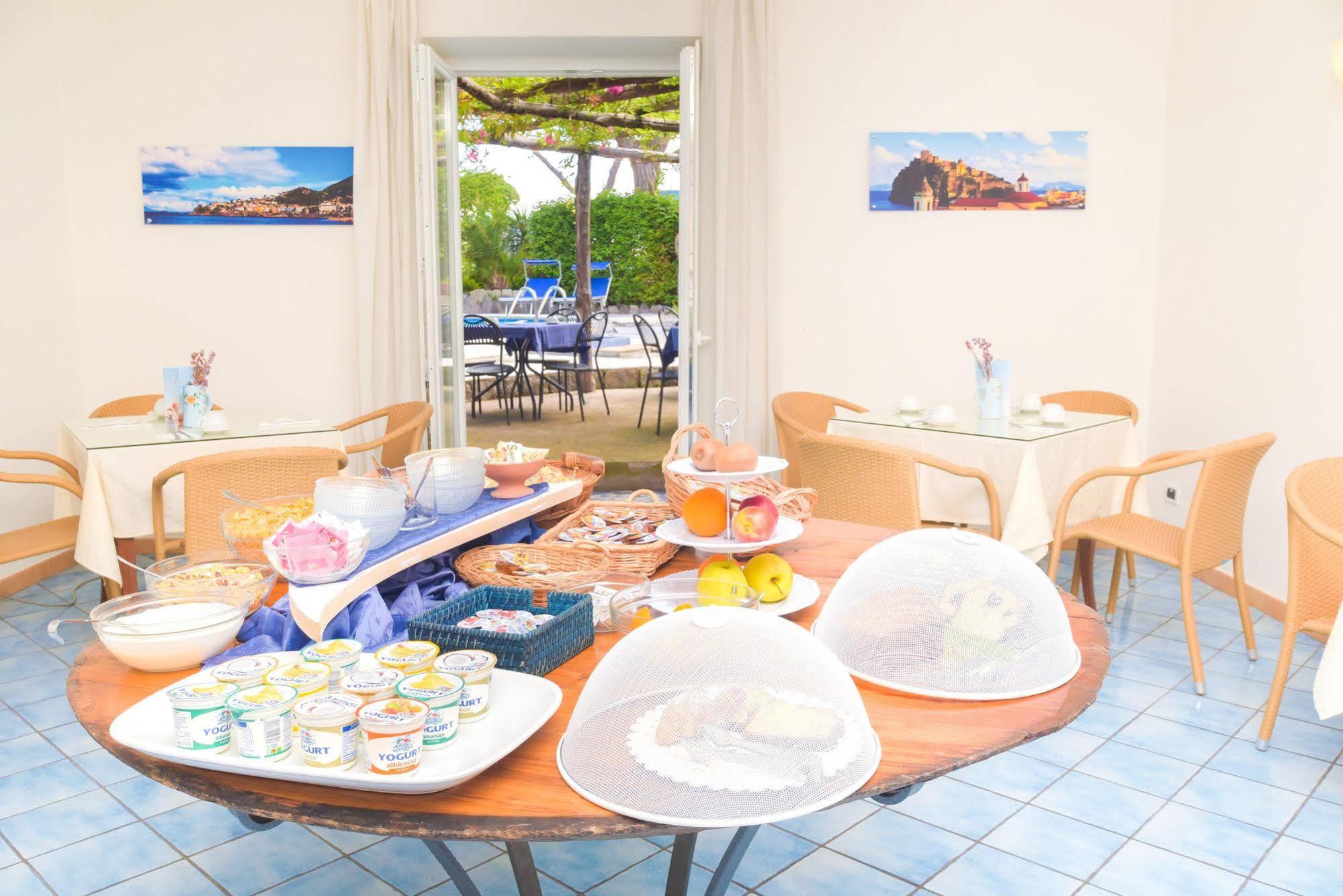 Albergo Italia - Beach Hotel Казамиччола-Терме Экстерьер фото